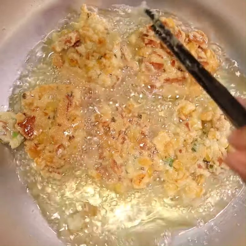 Bước 4 Chiên bánh trứng bắp Trứng chiên bắp (ngô) và xúc xích