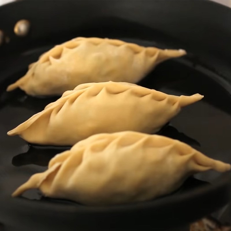 Bước 5 Chiên bánh xếp Bánh xếp mandu nhân kim chi Hàn Quốc