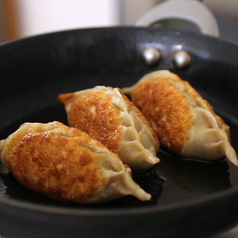 Bước 5 Chiên bánh xếp Bánh xếp mandu nhân kim chi Hàn Quốc