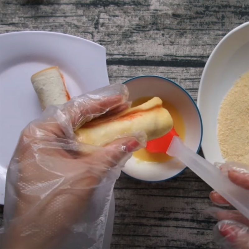 Bước 3 Chiên bánh bánh mì cuộn xúc xích phô mai