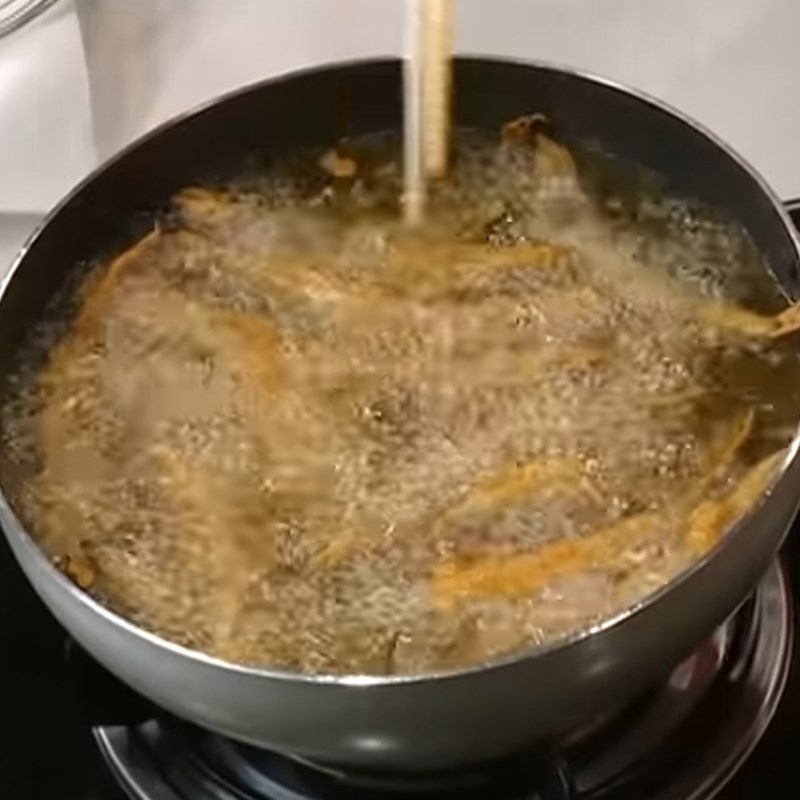 Bước 2 Chiên cá Cá trứng chiên bơ tỏi