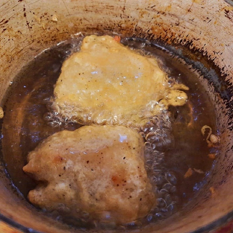 Bước 3 Chiên cá Cá chép chiên bột