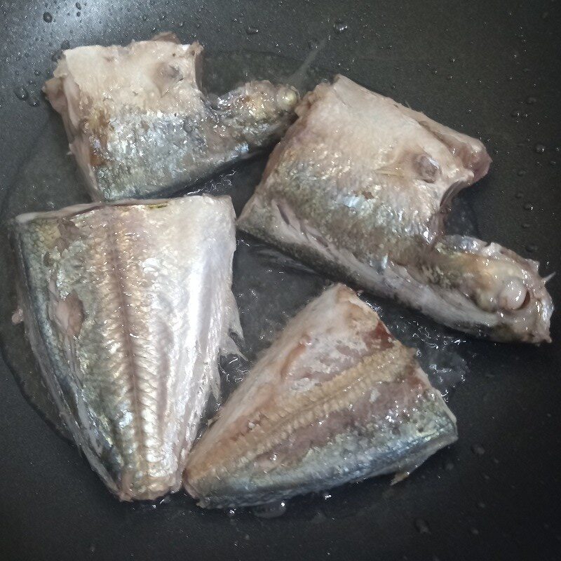 Bước 2 Chiên cá Canh cá bạc má dưa chua và cà chua