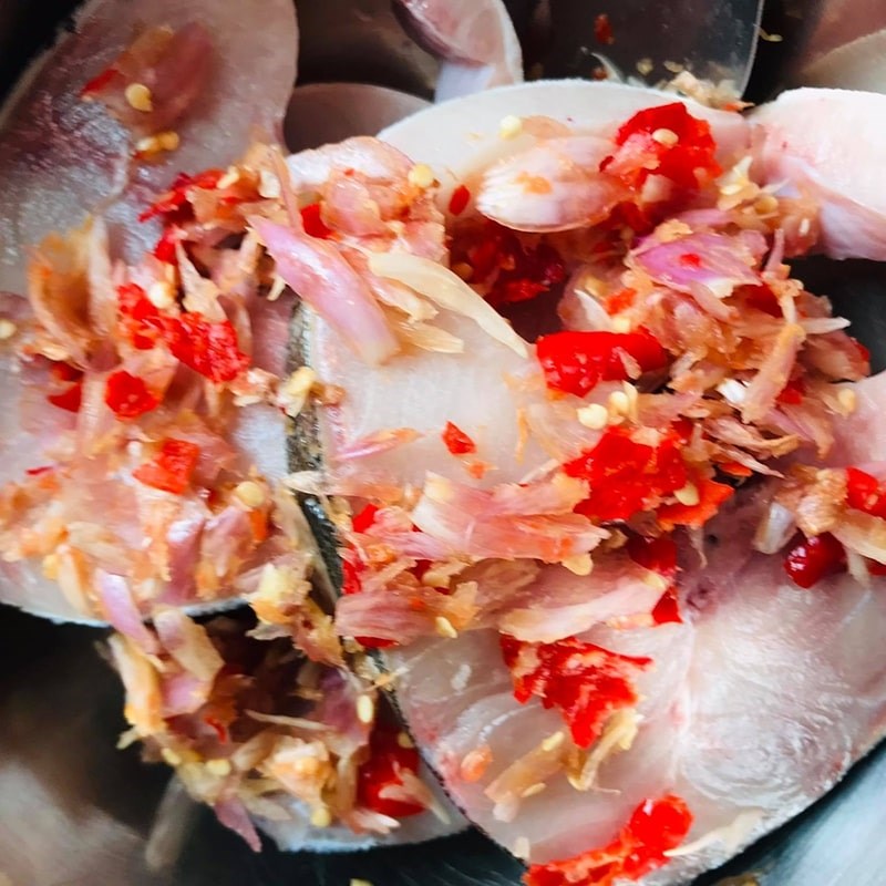 Bước 2 Ướp cá Cá bớp kho thịt ba chỉ