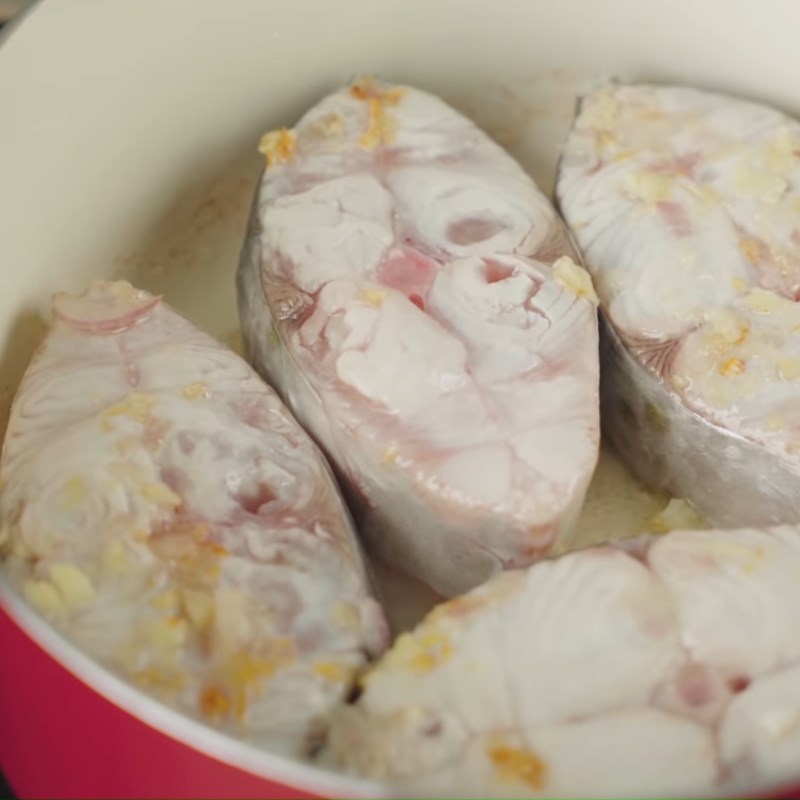 Bước 4 Chiên cá Cá thu kho mặn ngọt