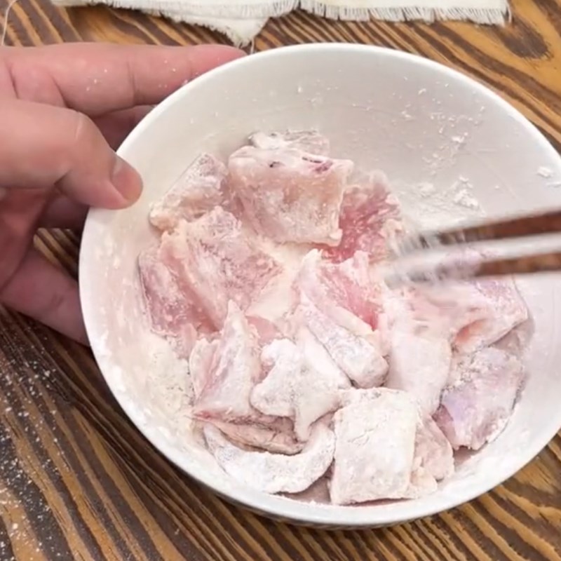 Bước 2 Chiên cá Cá diêu hồng sốt cam (Công thức được chia sẻ từ Tiktok vào bếp cùng Cách Nấu Ngon)