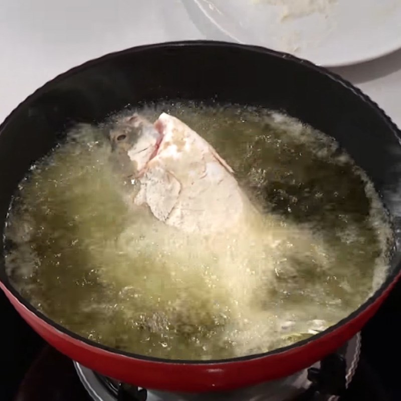Bước 3 Chiên cá Cá chim chiên giòn