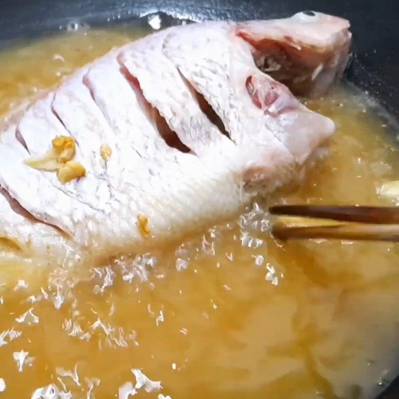 Bước 2 Chiên cá Cá diêu hồng sốt me