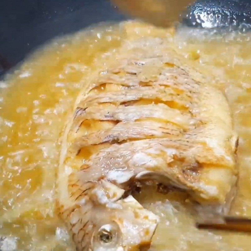 Bước 2 Chiên cá Cá diêu hồng sốt me
