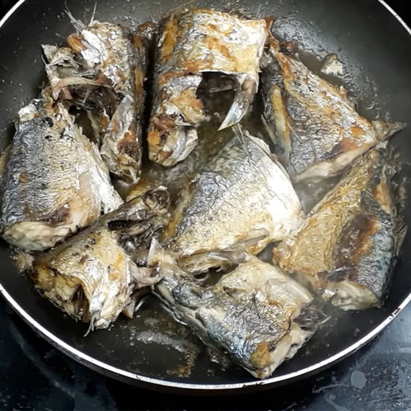 Bước 4 Chiên cá Cá bạc má kho dứa (kho thơm)