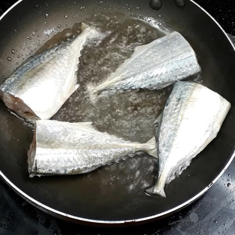 Bước 4 Chiên cá Cá bạc má kho dứa (kho thơm)