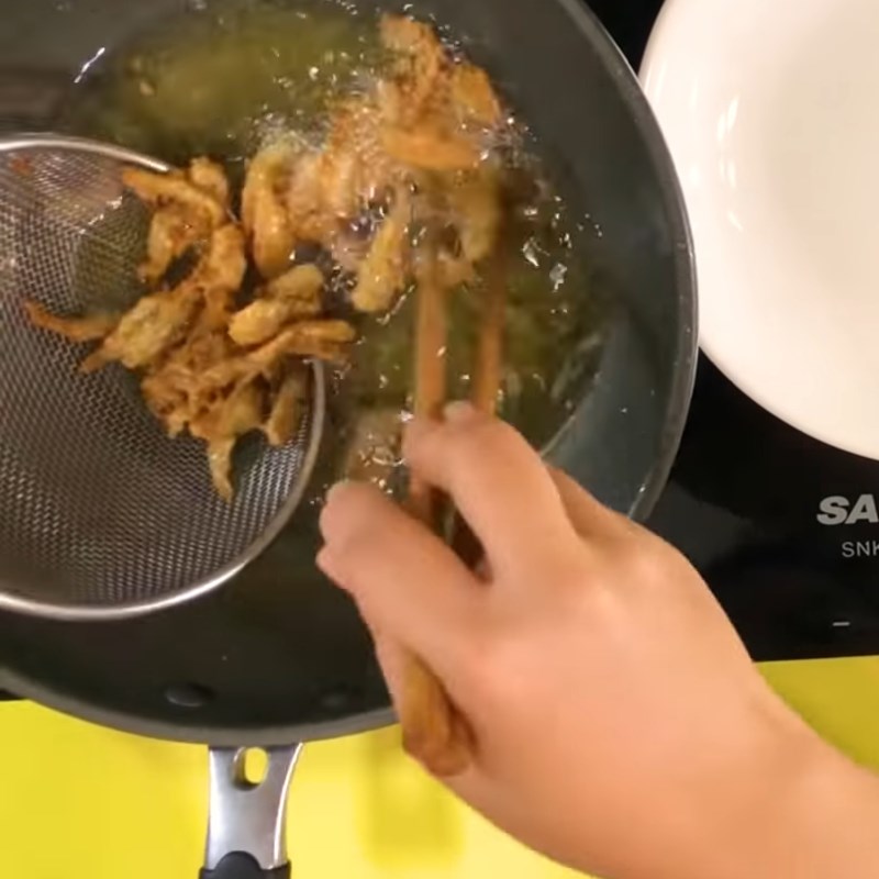 Bước 3 Chiên cá Cá lòng tong chiên giòn