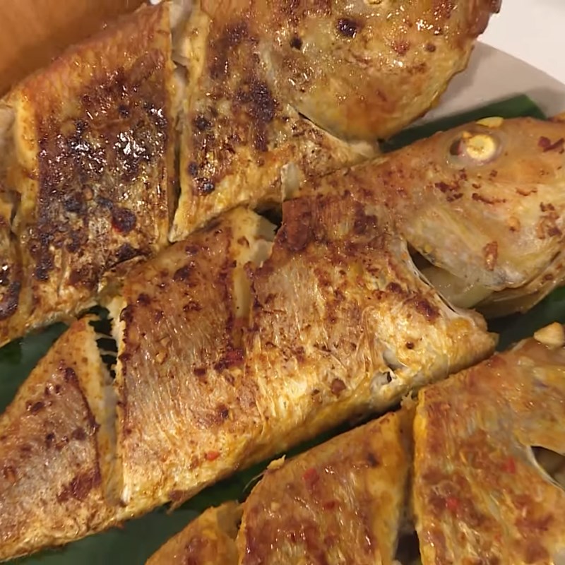 Bước 3 Chiên cá Cá hường chiên sả ớt