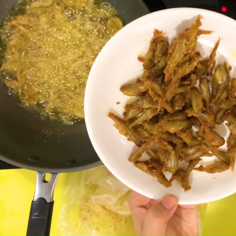 Bước 3 Chiên cá Cá lòng tong chiên giòn