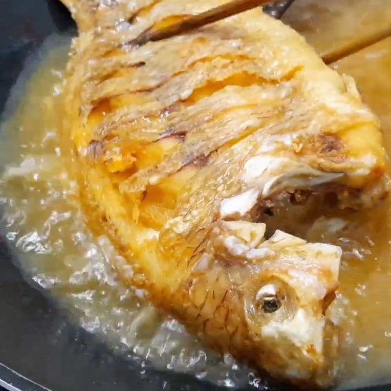 Bước 2 Chiên cá Cá diêu hồng sốt me