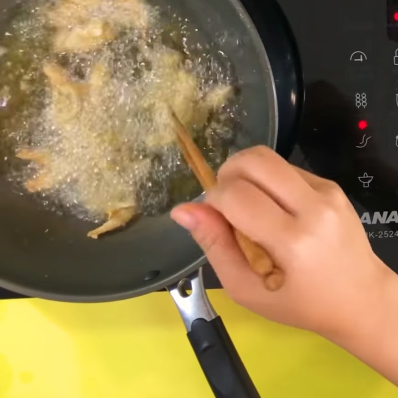 Bước 3 Chiên cá Cá lòng tong chiên giòn