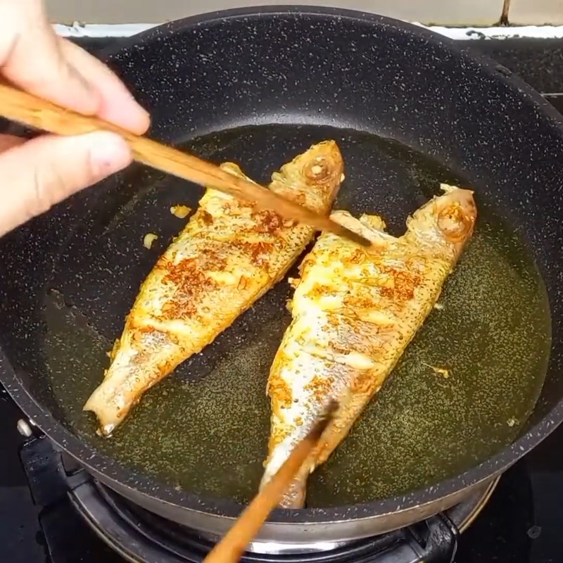 Bước 3 Chiên cá Cá hường chiên sả ớt khô
