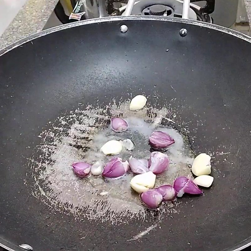 Bước 3 Chiên cá Cá bạc má kho lạt