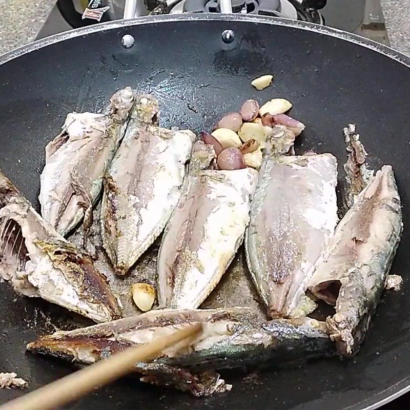 Bước 3 Chiên cá Cá bạc má kho lạt