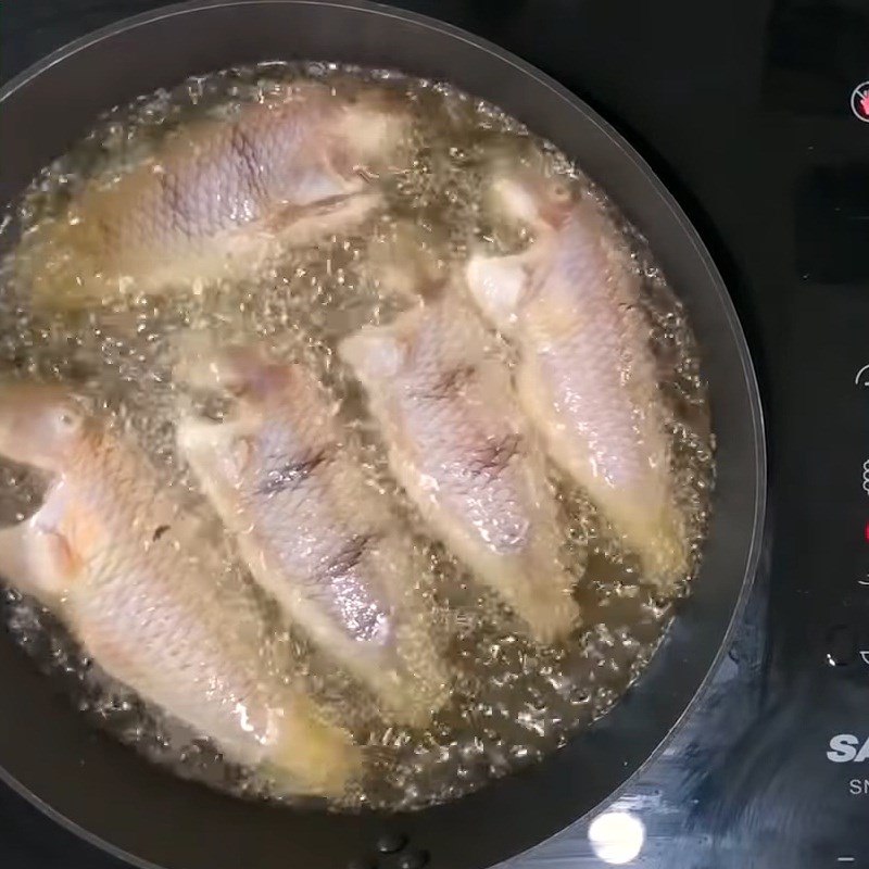 Bước 3 Chiên cá mó Cá mó chiên giòn