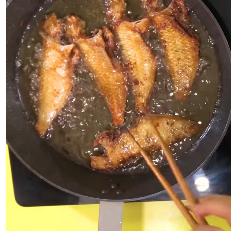 Bước 3 Chiên cá mó Cá mó chiên giòn