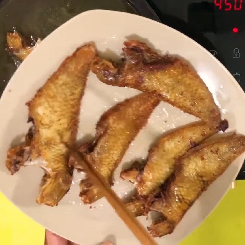Bước 3 Chiên cá mó Cá mó chiên giòn