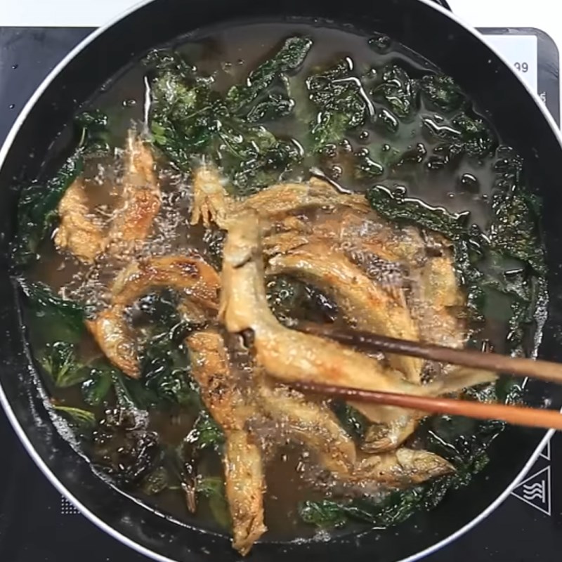 Bước 3 Chiên cá và lá lốt Cá trứng chiên lá lốt