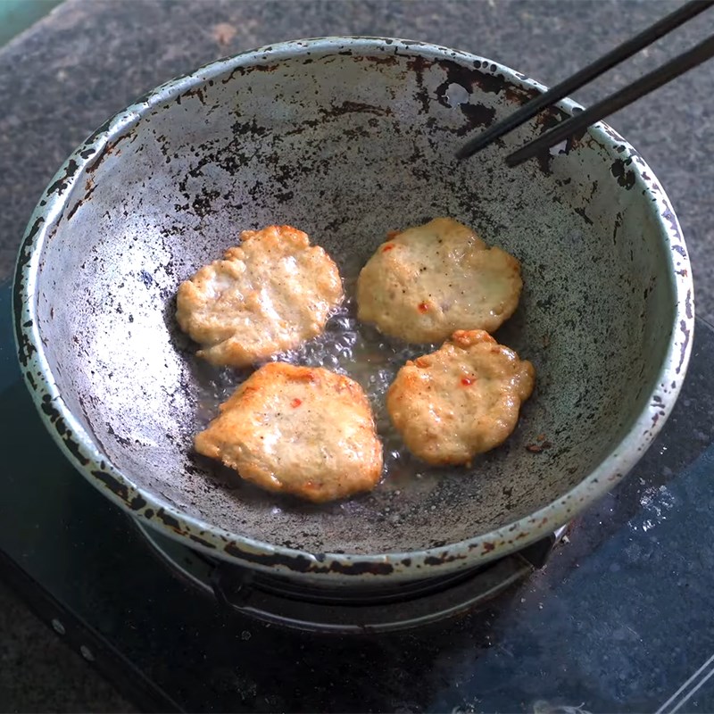 Bước 4 Chiên chả cá Chả cá nhồng chiên