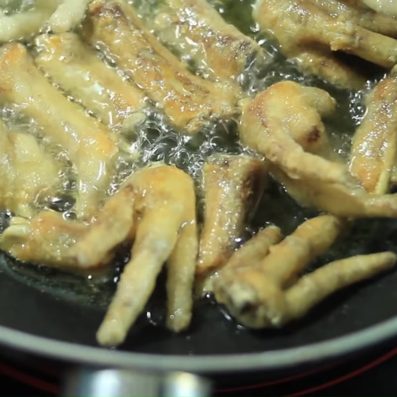 Bước 3 Chiên chân gà Chân gà xào sả ớt