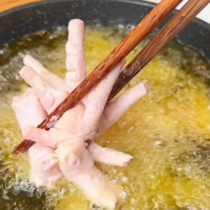 Bước 2 Chiên chân gà Chân gà xào cay (Công thức được chia sẻ từ TikTok Vào Bếp cùng Cách Nấu Ngon)
