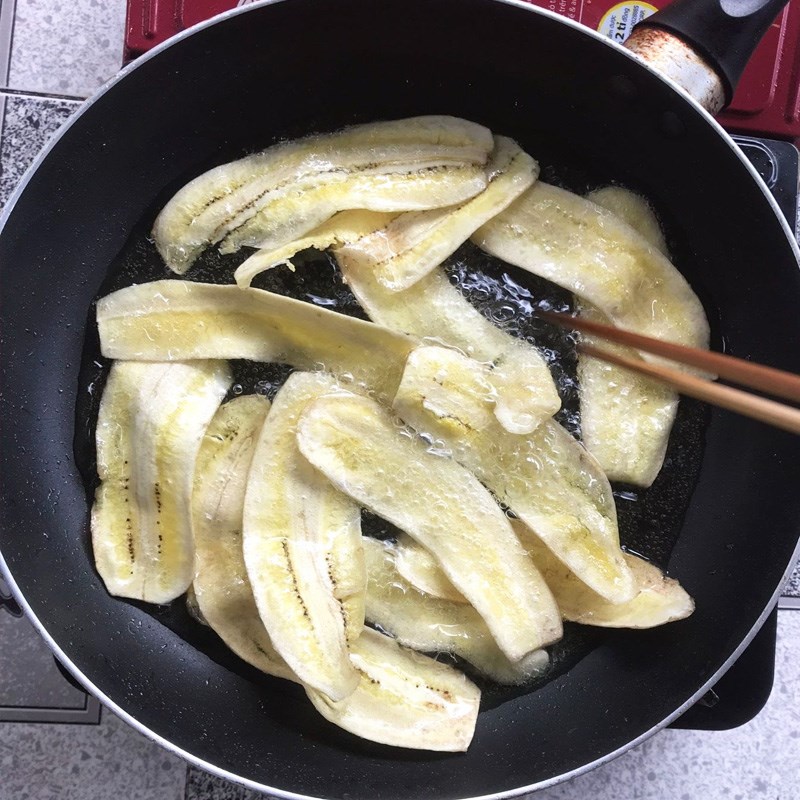 Bước 2 Chiên chuối Chuối xanh ngào đường