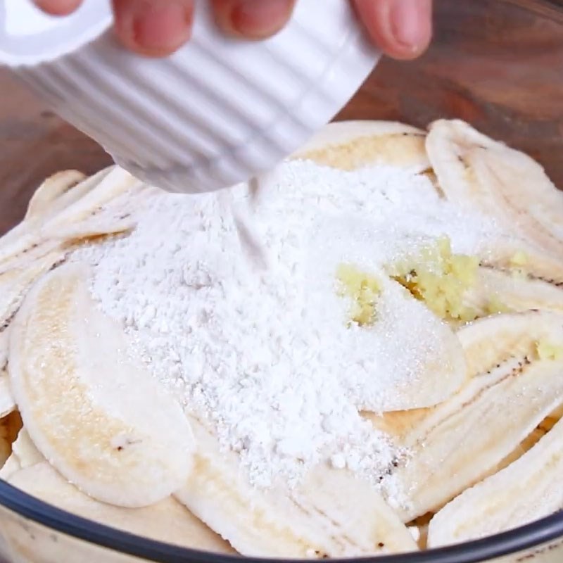 Bước 2 Chiên chuối Snack chuối chiên mè