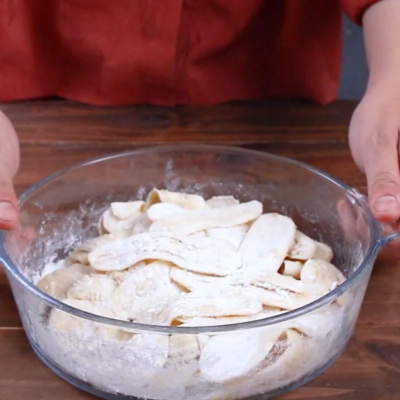 Bước 2 Chiên chuối Snack chuối chiên mè
