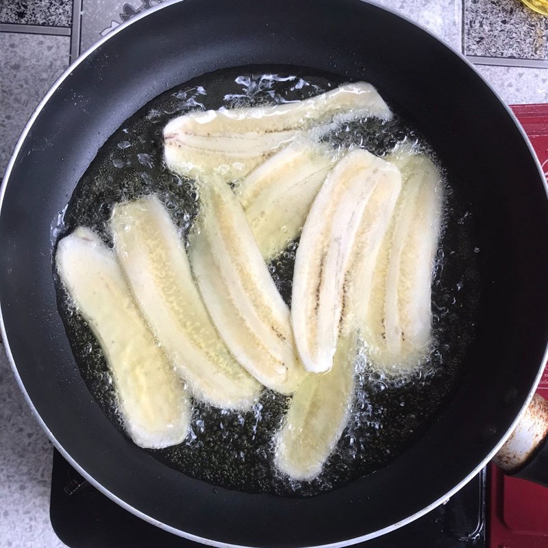Bước 2 Chiên chuối Chuối xanh ngào đường