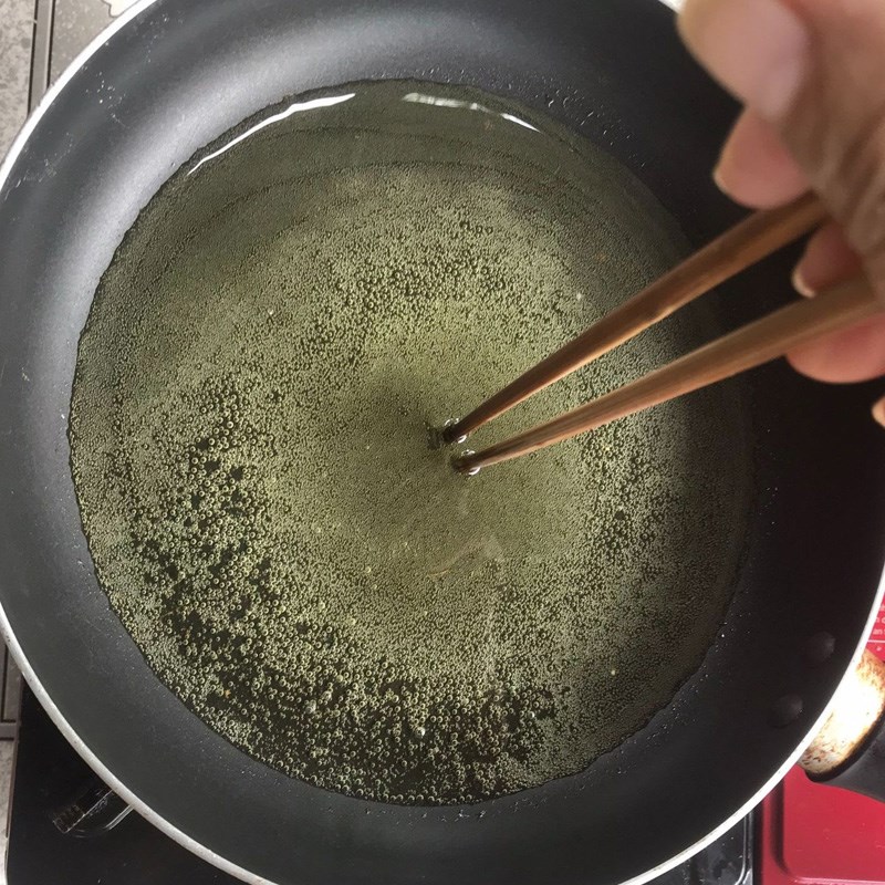 Bước 2 Chiên chuối Chuối xanh ngào đường