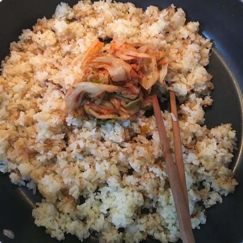 Bước 2 Chiên cơm Cơm rang kim chi (công thức được chia sẻ từ người dùng)