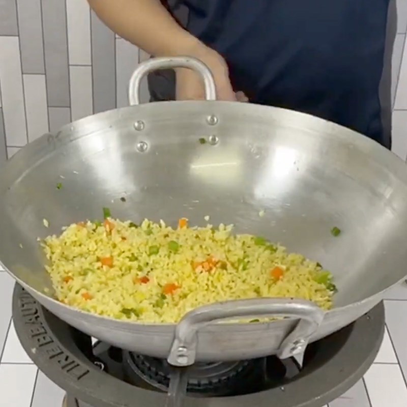 Bước 3 Chiên cơm Cơm chiên bơ tỏi