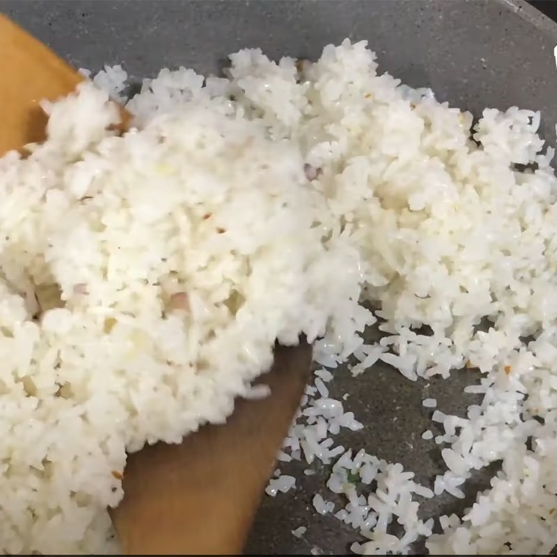 Bước 2 Chiên cơm Cơm chiên muối é