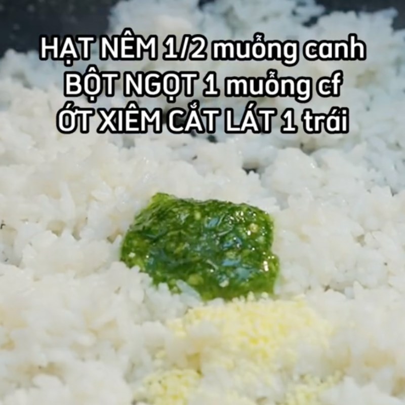 Bước 4 Chiên cơm Cơm chiên muối ớt xanh (Công thức từ kênh Tiktok Cách Nấu Ngon cùng Cách Nấu Ngon)