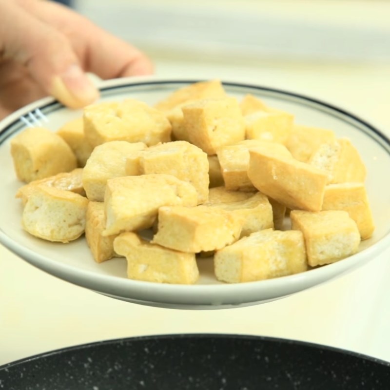 Bước 3 Chiên đậu Canh cua tôm chua