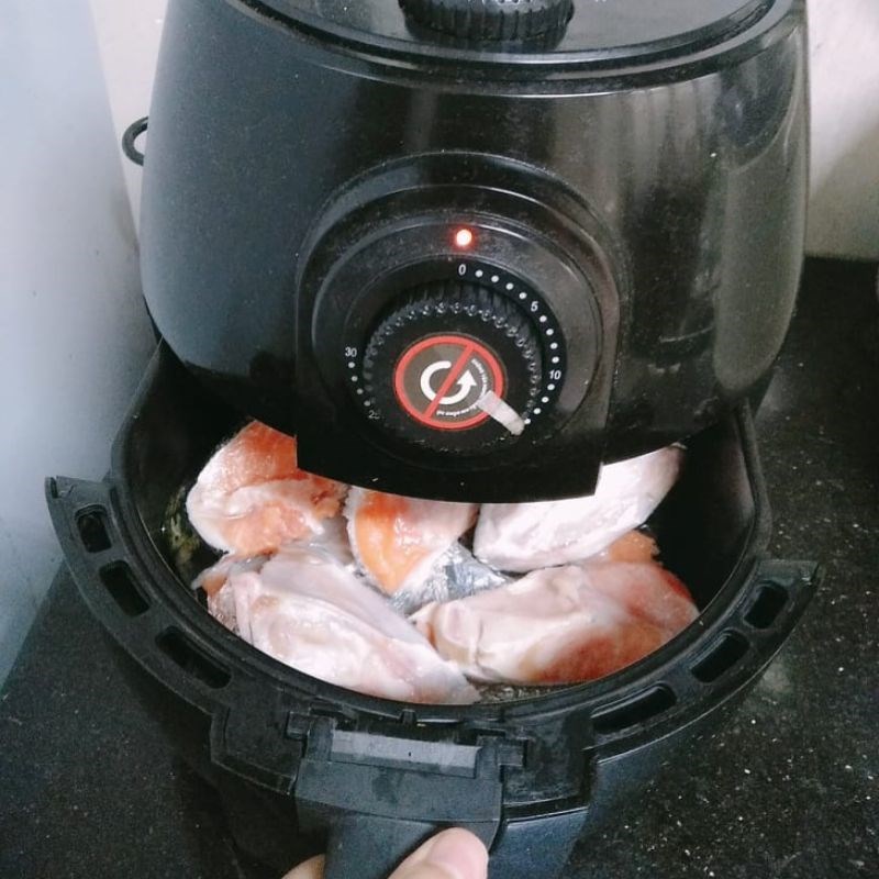 Bước 2 Chiên đầu cá hồi Đầu cá hồi chiên nước mắm (Công thức được chia sẻ từ người dùng)