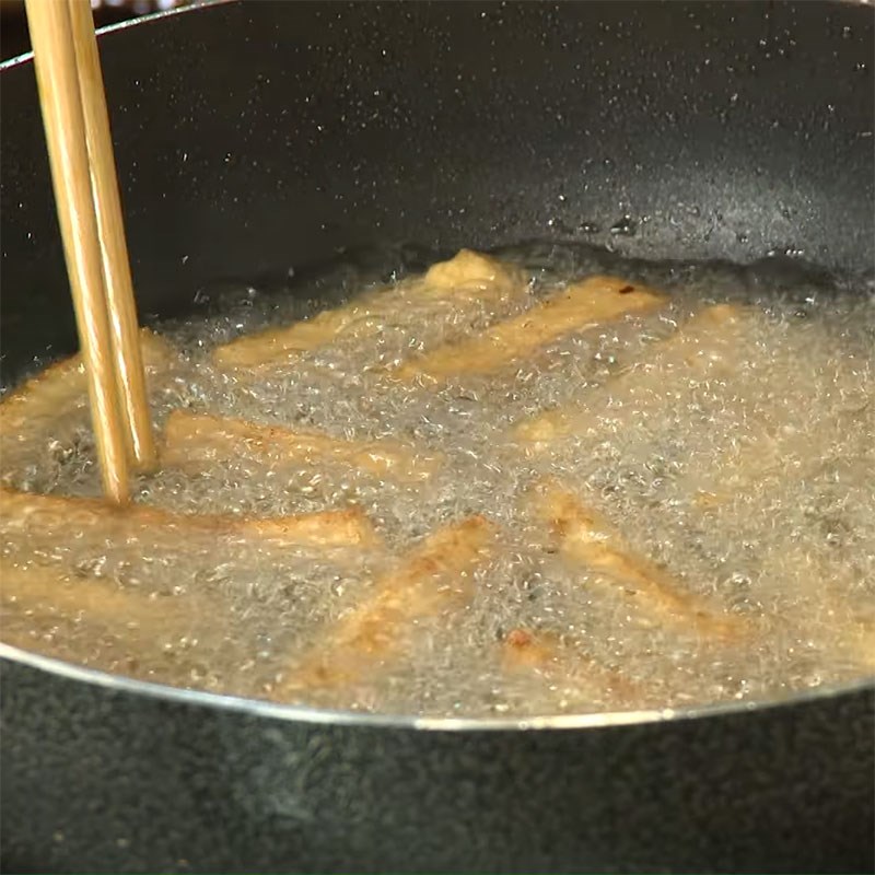 Bước 2 Chiên đậu hũ Đậu hũ xào cần tây chay