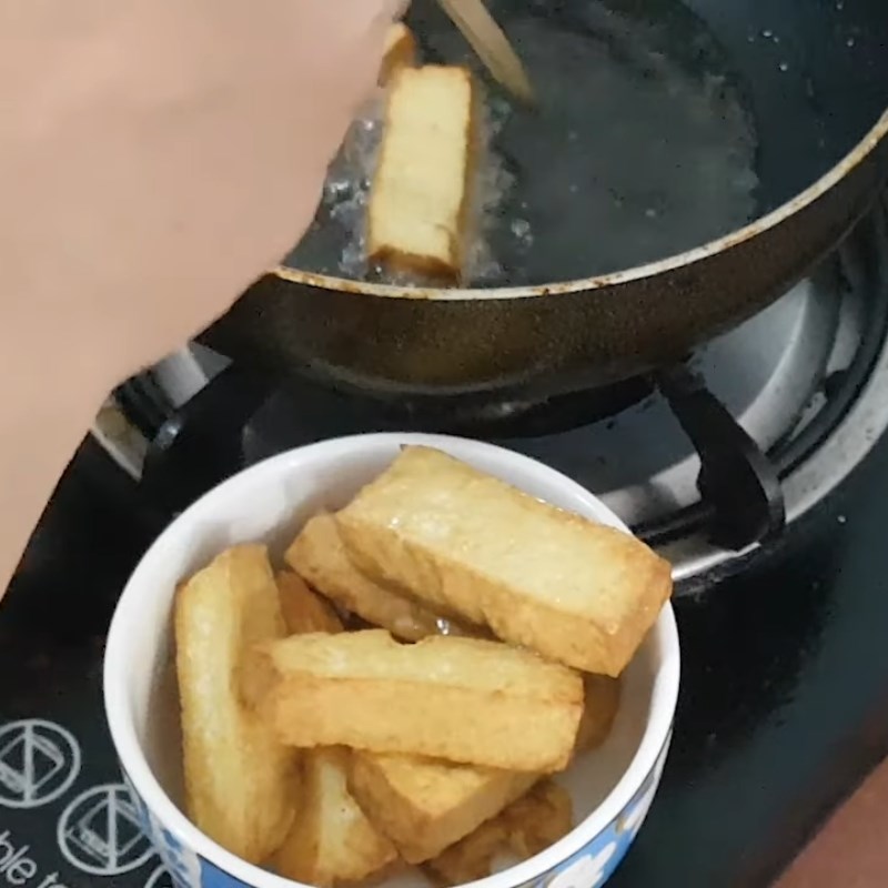 Bước 2 Chiên đậu hũ Mướp xào đậu hũ chay