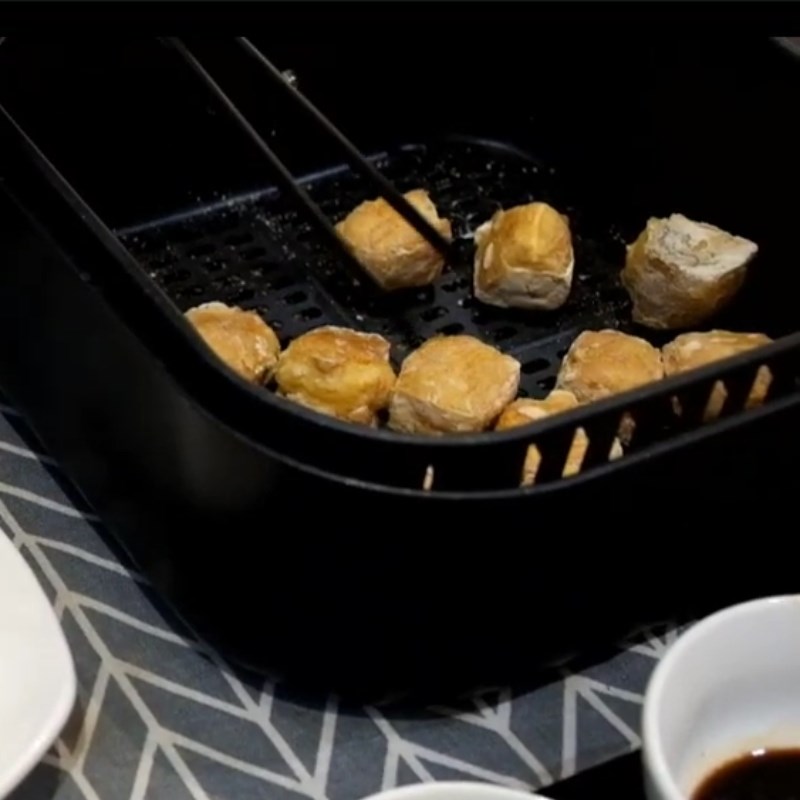Bước 3 Chiên đậu hũ Đậu hũ chiên bột bằng nồi chiên không dầu