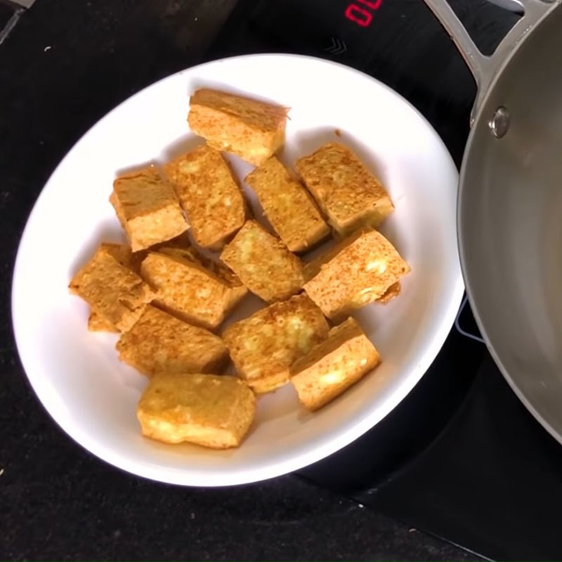 Bước 4 Chiên đậu hũ và xào cà chua Bún riêu tôm khô