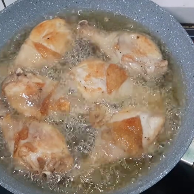Bước 3 Chiên đùi gà Đùi gà chiên muối