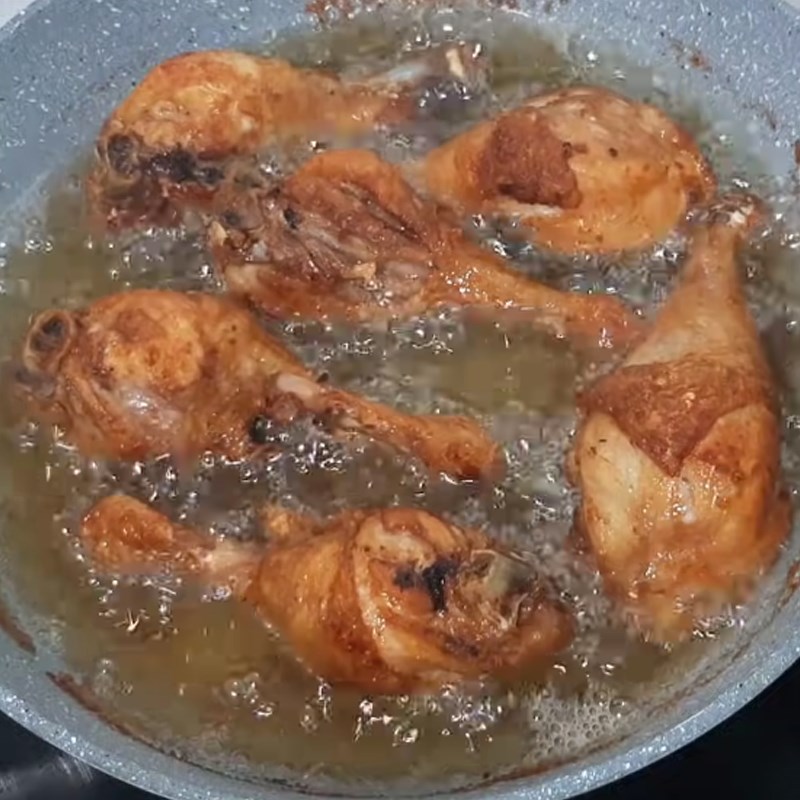 Bước 3 Chiên đùi gà Đùi gà chiên muối