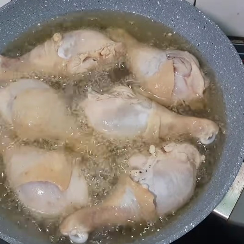 Bước 3 Chiên đùi gà Đùi gà chiên muối