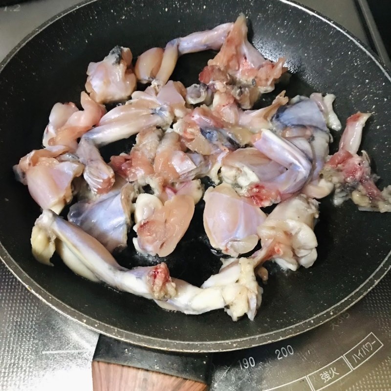 Bước 5 Chiên ếch Ếch xào lăn