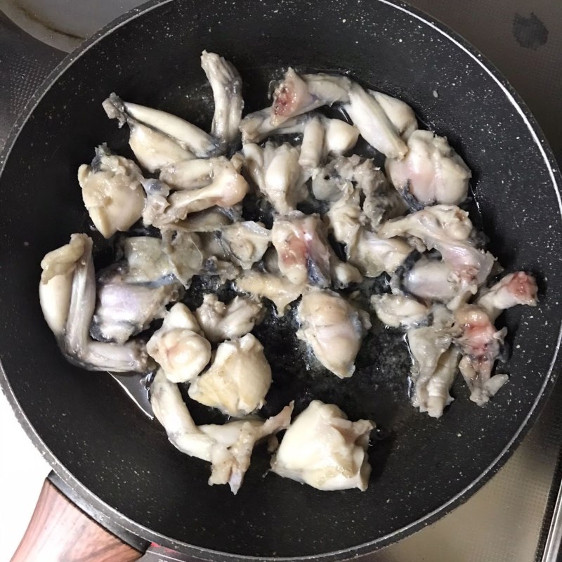 Bước 5 Chiên ếch Ếch xào lăn